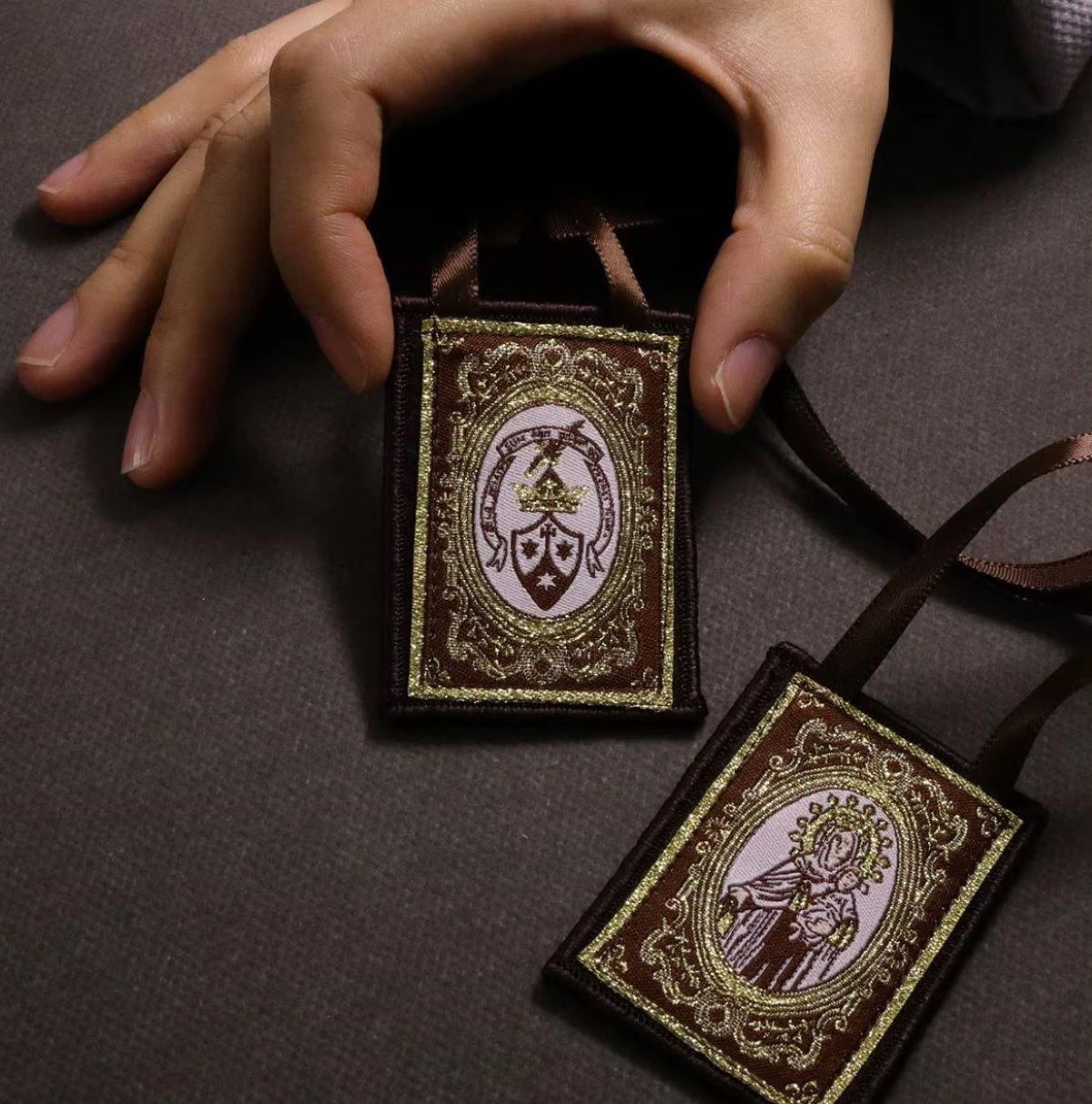 Collar Escapulario Virgen del Carmen - Marrón