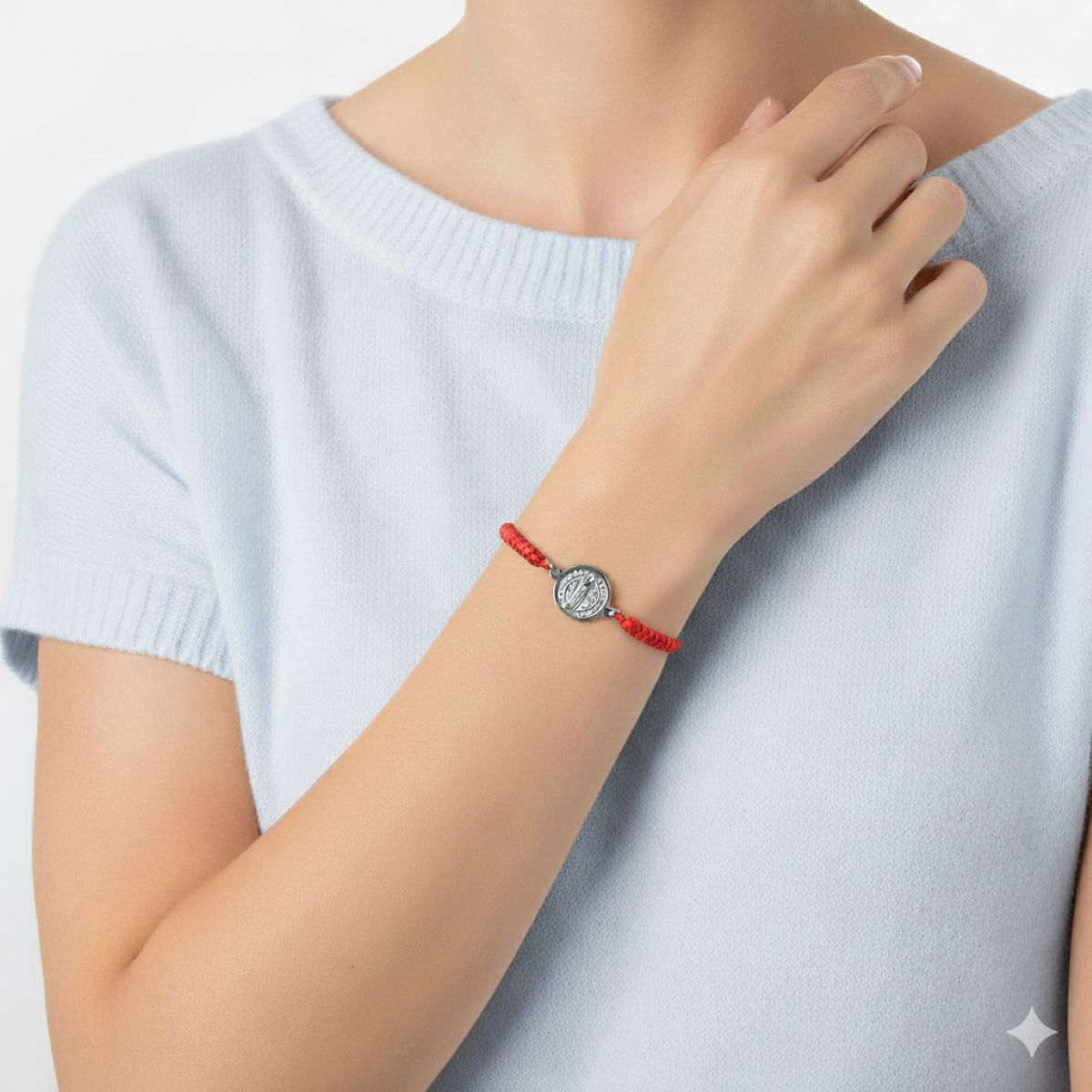 Pulsera Medalla de San Benito - Hilo Rojo y Acero