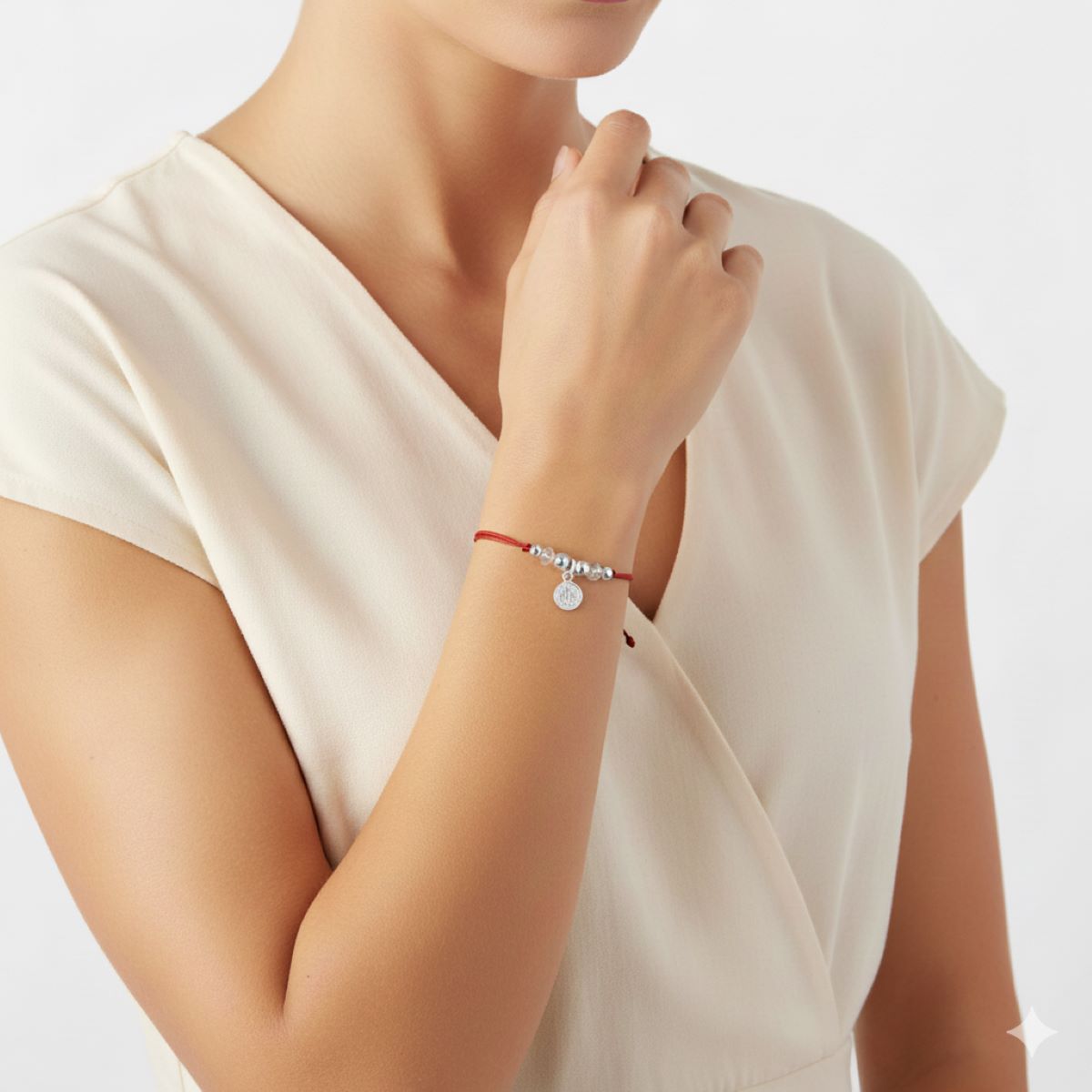 Pulsera Medalla de San Benito - Hilo Rojo y Plata